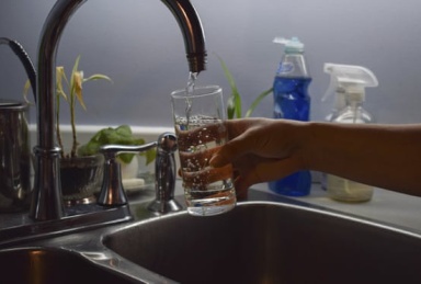 Người dân 8 thành phố ở Mỹ ngưng xài nước máy vì amip ăn não